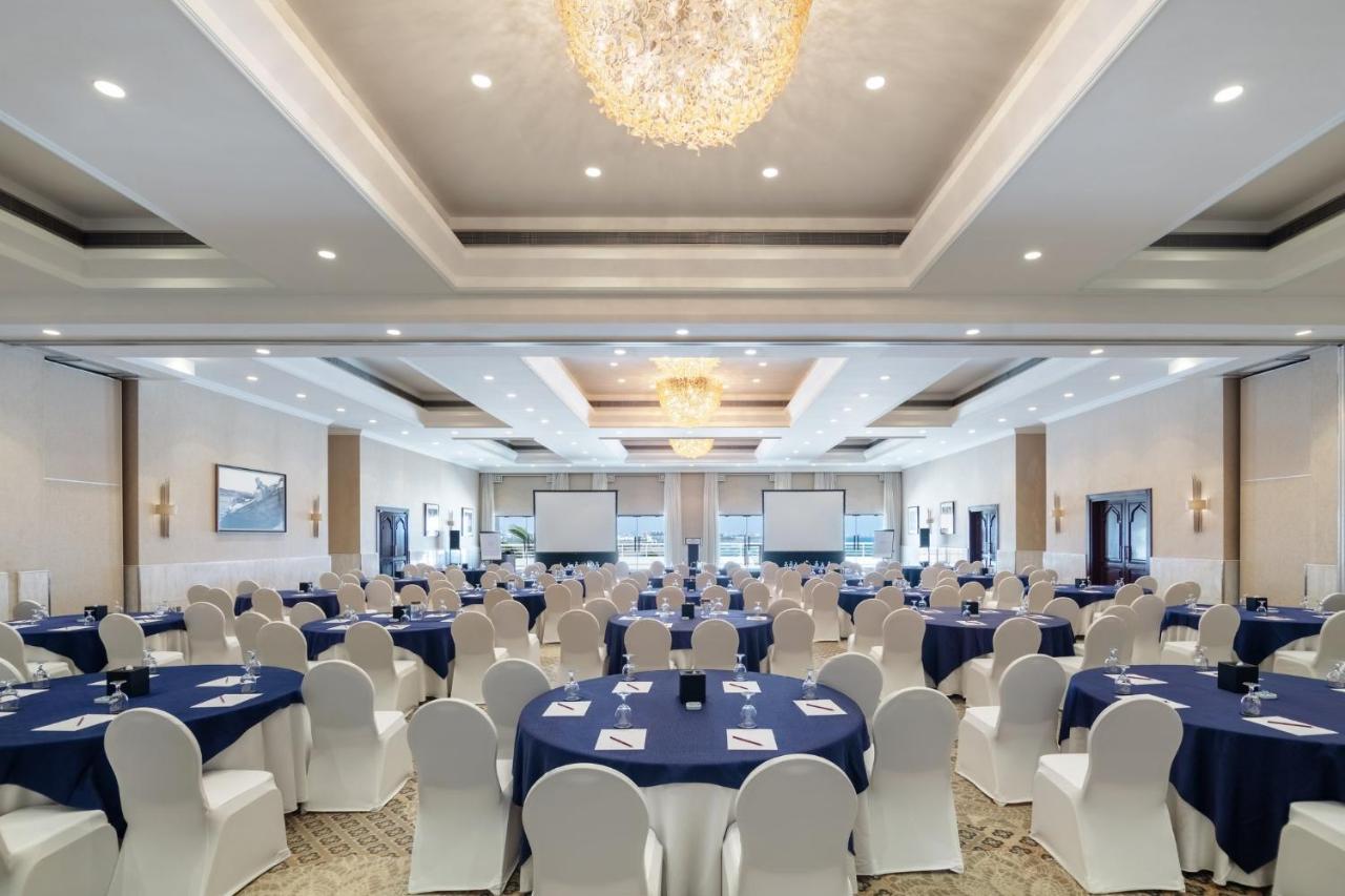 Crowne Plaza Muscat By Ihg Hotel Екстериор снимка