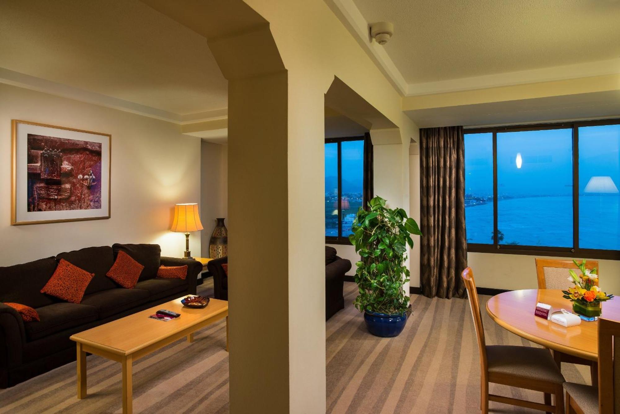 Crowne Plaza Muscat By Ihg Hotel Екстериор снимка